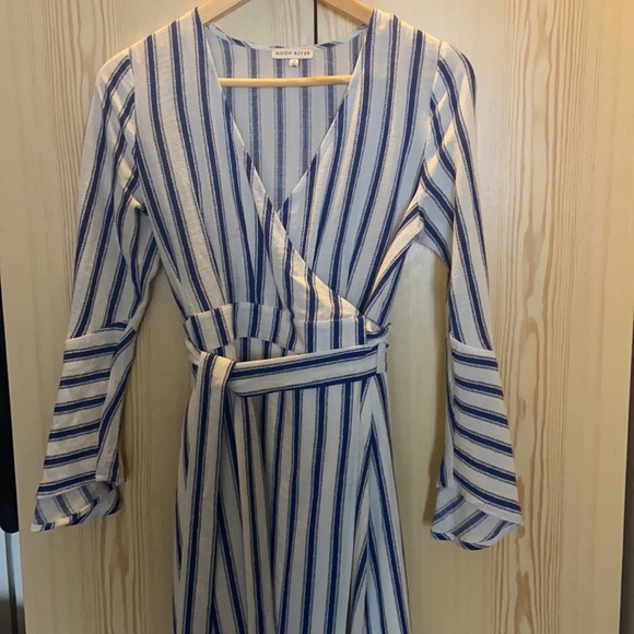 Lulu’s (Moon River) Midi Wrap Dress - blue and white; flounce sleeves - Picture 4 of 4